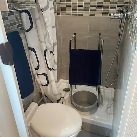 Small Near Eiffel Tower Διαμέρισμα *