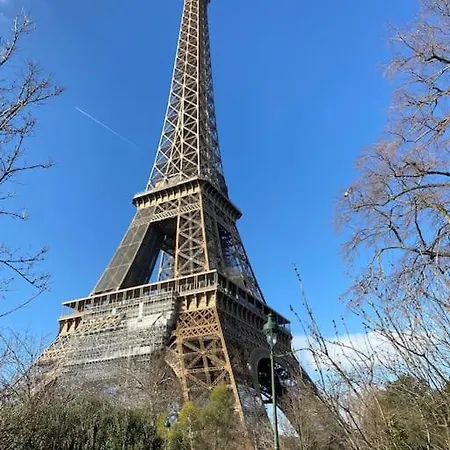 Small Near Eiffel Tower شقة