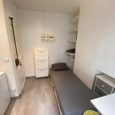 Small Near Eiffel Tower Διαμέρισμα *