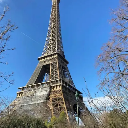 Small Near Eiffel Tower * Parijs