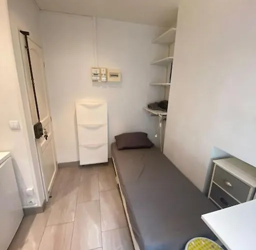 Small Near Eiffel Tower Apartment *