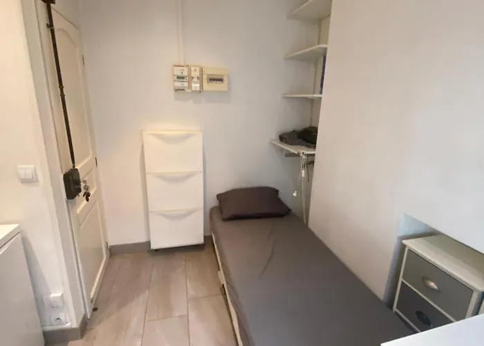 Apartment Small Near Eiffel Tower