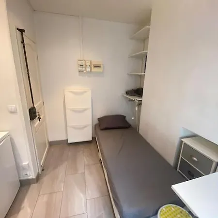 Small Near Eiffel Tower Apartman *