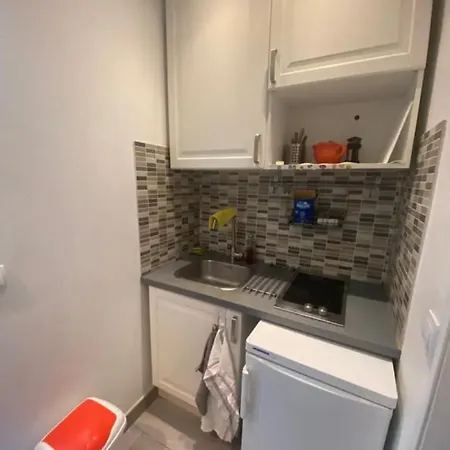 Small Near Eiffel Tower * Párizs